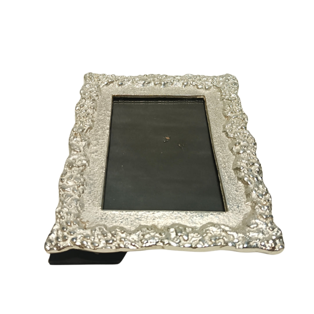 Metal silver plated dotted design photoframe