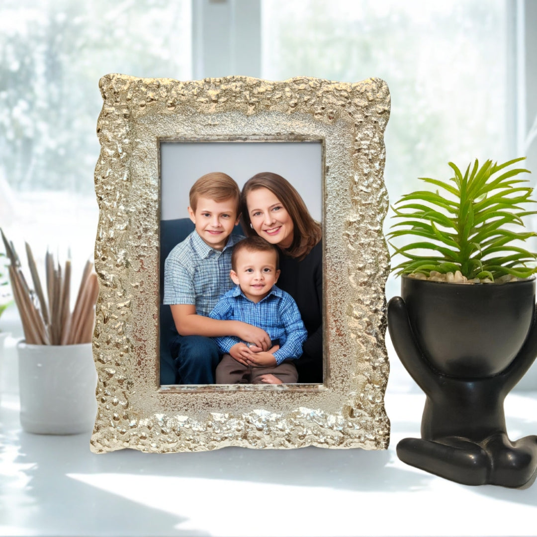 Metal silver plated dotted design photoframe