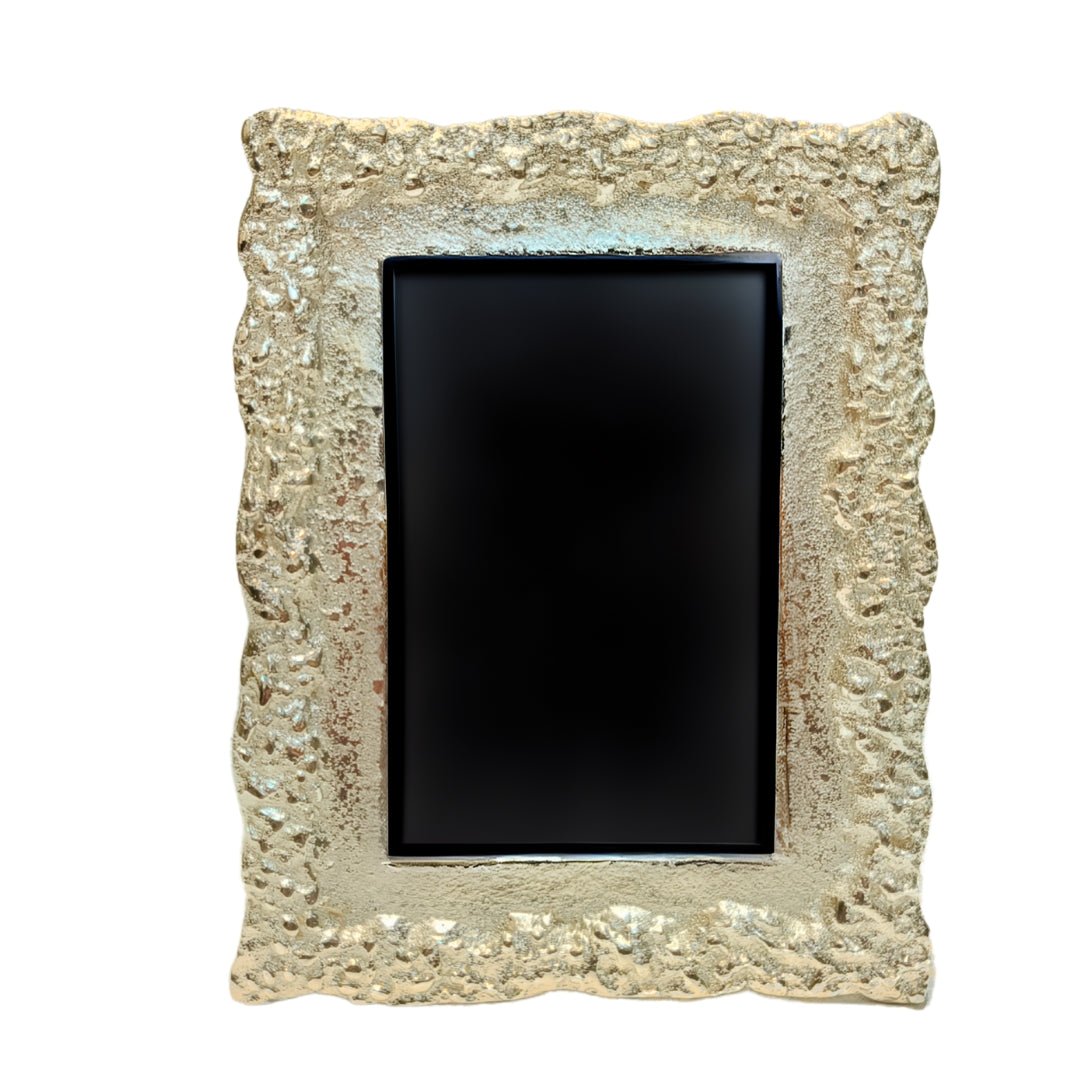 Metal silver plated dotted design photoframe