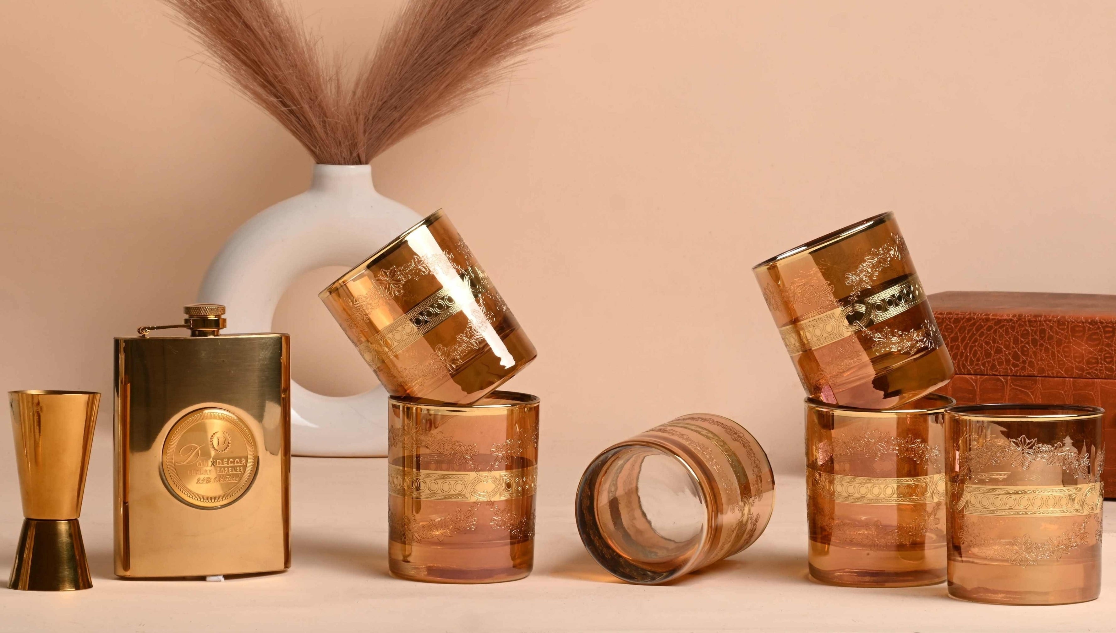 The Amber Gold Heritage Collection: 8-Piece Barware Set in Croc-Textured Gift Case